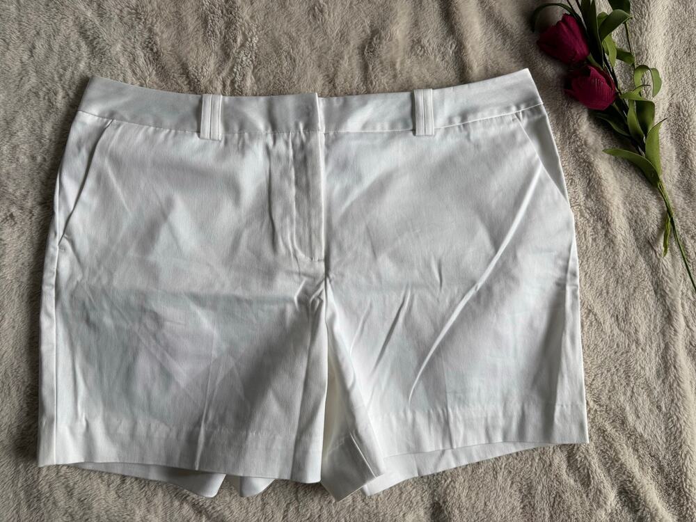 Worthington Modern Fit White Khaki Shorts Size 12 NWT